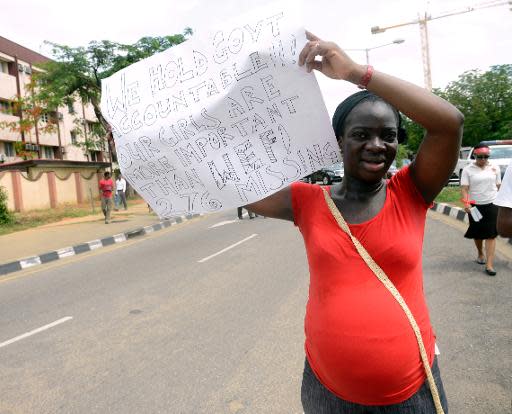 Una mujer embarazada se manifiesta contra el secuestro por Boko Haram de las más de 200 niñas en Nigeria, el lunes 5 de mayo en Lagos, la mayor ciudad del país (AFP | Pius Utomi Ekpei)