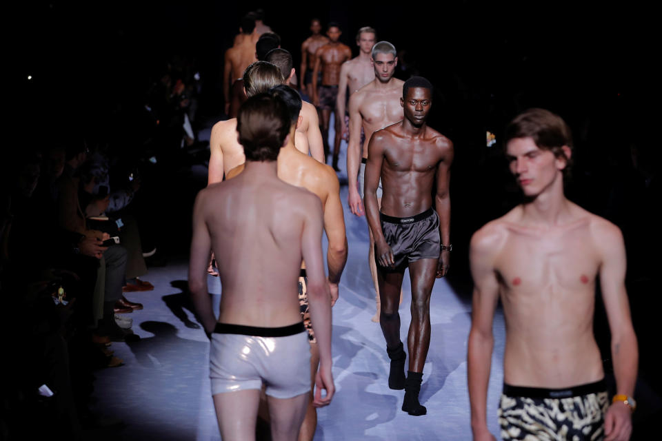 <p>Models präsentieren Tom Fords Herbst-/Winterkollektion 2018 bei der New York Fashion Men’s Week, dem wichtigsten Event für Männermode. (Bild: Reuters) </p>