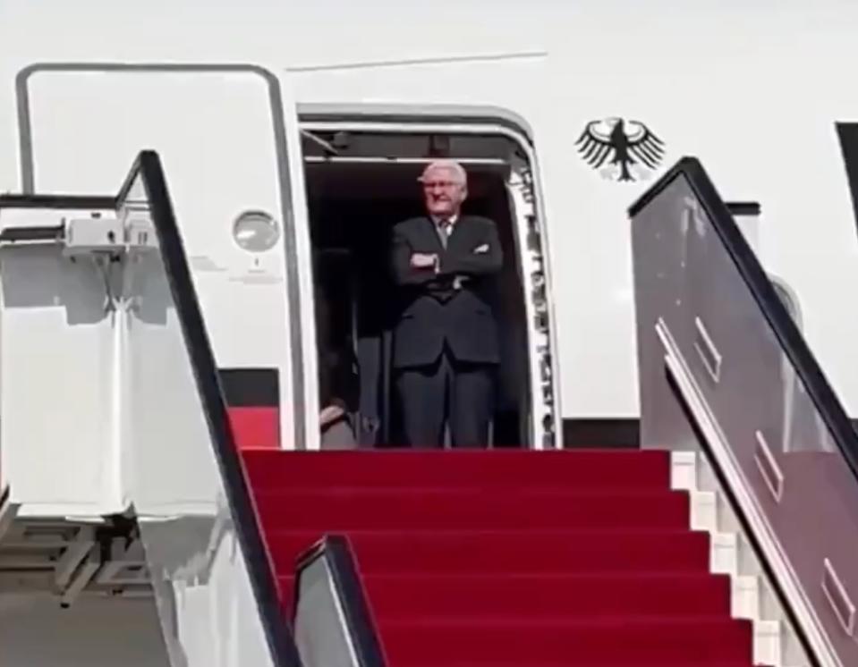 德國聯邦總統史坦麥爾頂著艷陽在飛機外等了30分鐘，因為東道主卡達遲遲未派官員前往接機。   圖：擷自「X」@benoitm_mtl