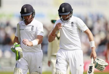 Cricket - England v Australia - Investec Ashes Test Series First Test - SWALEC Stadium, Cardiff, Wales - 10/7/15 England's Ian Bell and Joe Root walk off at the tea break Action Images via REUTERS/Jason Cairnduff