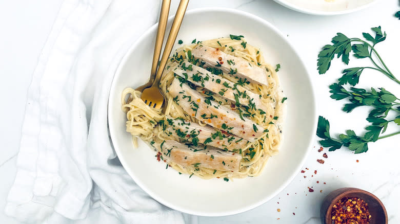 chicken with parsley and spaghetti