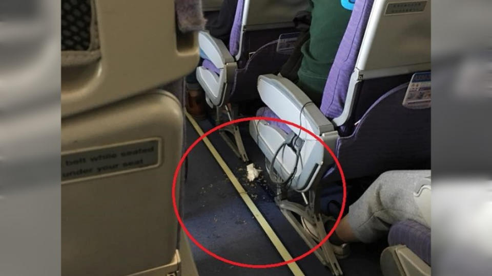 機上乘客疑飲酒過量，當場吐滿地。圖／翻攝自爆料公社