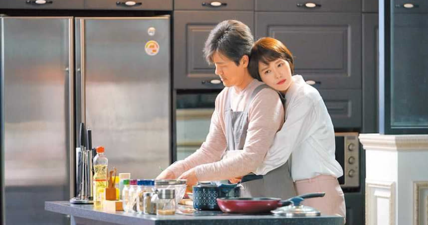 韓劇《能先接吻嗎》甘宇成（左）、金宣兒墜入愛河。（圖／中天娛樂台提供）