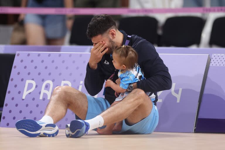 El llanto desconsolado de Ezequiel Palacios junto a su pequeña hija tras la derrota de Argentina ante Alemania que supuso la eliminación del conjunto albicleste del torneo olímpico de vóley