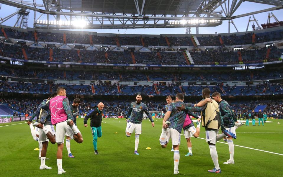 Karim Benzema of Real Madrid along with team mates warm up prior to the UEFA Champions League Quarter Final Leg Two match between Real Madrid and Chelsea FC at Estadio Santiago Bernabeu on April 12, 2022 in Madrid, Spain - Alex Livesey - Danehouse/Getty Images)