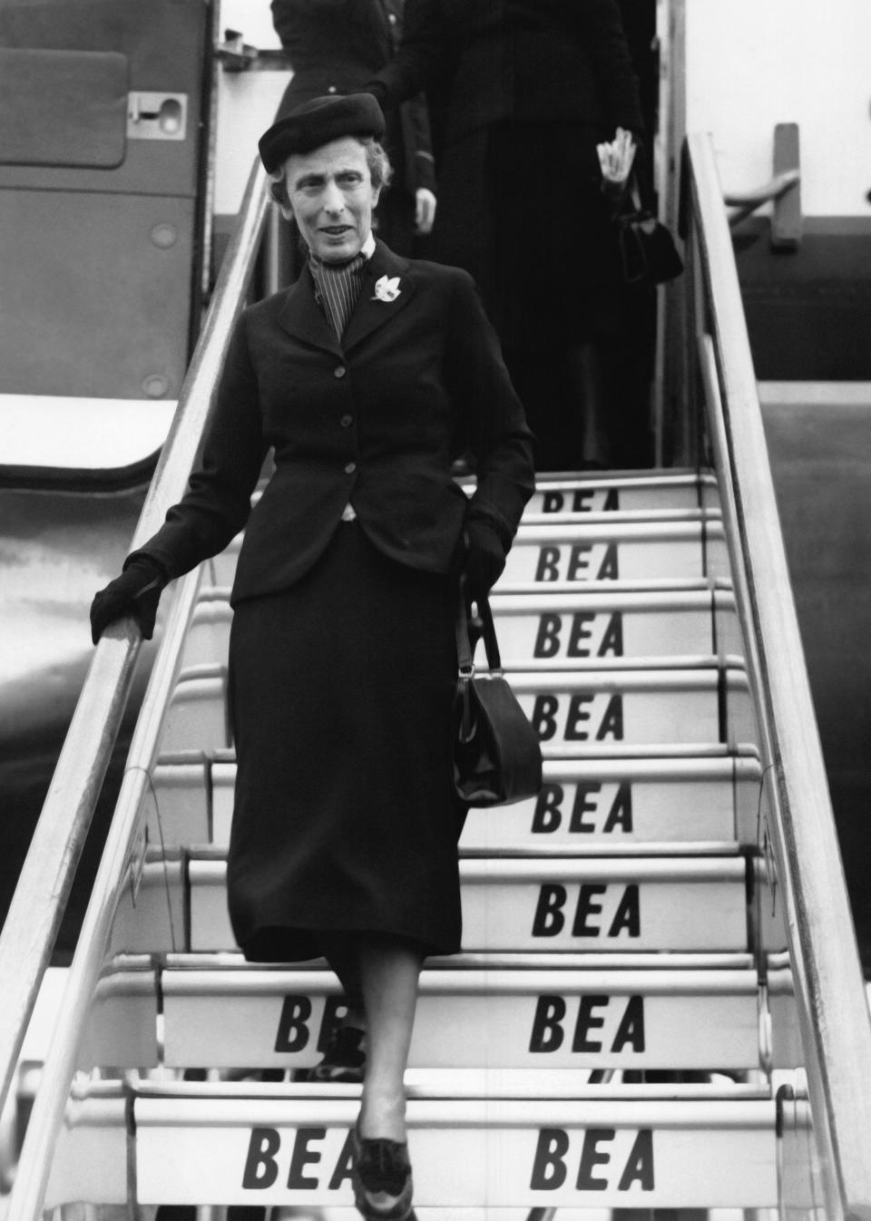 LONDON, UNITED KINGDOM  OCTOBER 10: Queen Louise of Sweden arriving in London airport on October 10, 1953 in London, United Kingdom.  (Photo by Keystone-France\Gamma-Rapho via Getty Images)