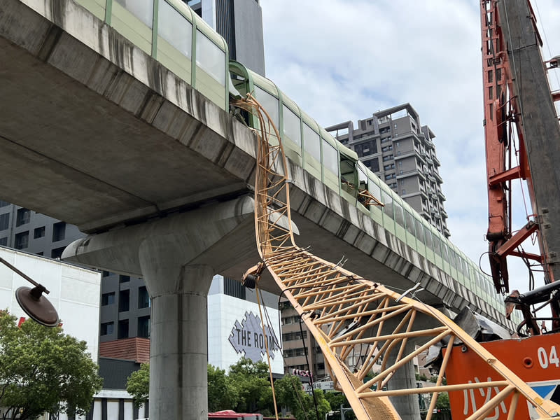 台中興富發建案發生工安意外，吊臂墜落中捷軌道上，釀1死10傷。（中央社資料照）