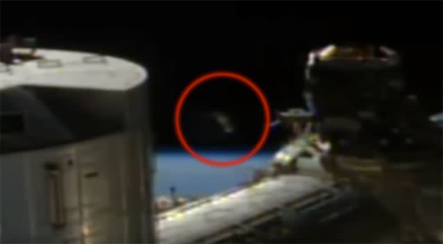 The object appears in the distance and gradually moves closer to the space station. Photo: Youtube / Scott Waring