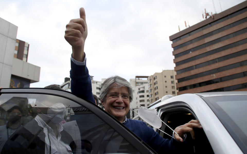 El candidato presidencial Guillermo Lasso, abanderado del partido Creando Oportunidades o CREO, levanta el pulgar después de asistir a un evento con su rival Yaku Pérez, del partido político Pachakutik, en el que ambos piden un recuento de las recientes elecciones, en Quito, Ecuador, el viernes 12 de febrero de 2021. Lasso obtuvo el segundo lugar y disputará contra el izquierdista Andrés Arauz un balotaje en abril, según los resultados oficiales del Consejo Nacional Electoral anunciados el domingo. (Foto AP/Dolores Ochoa)