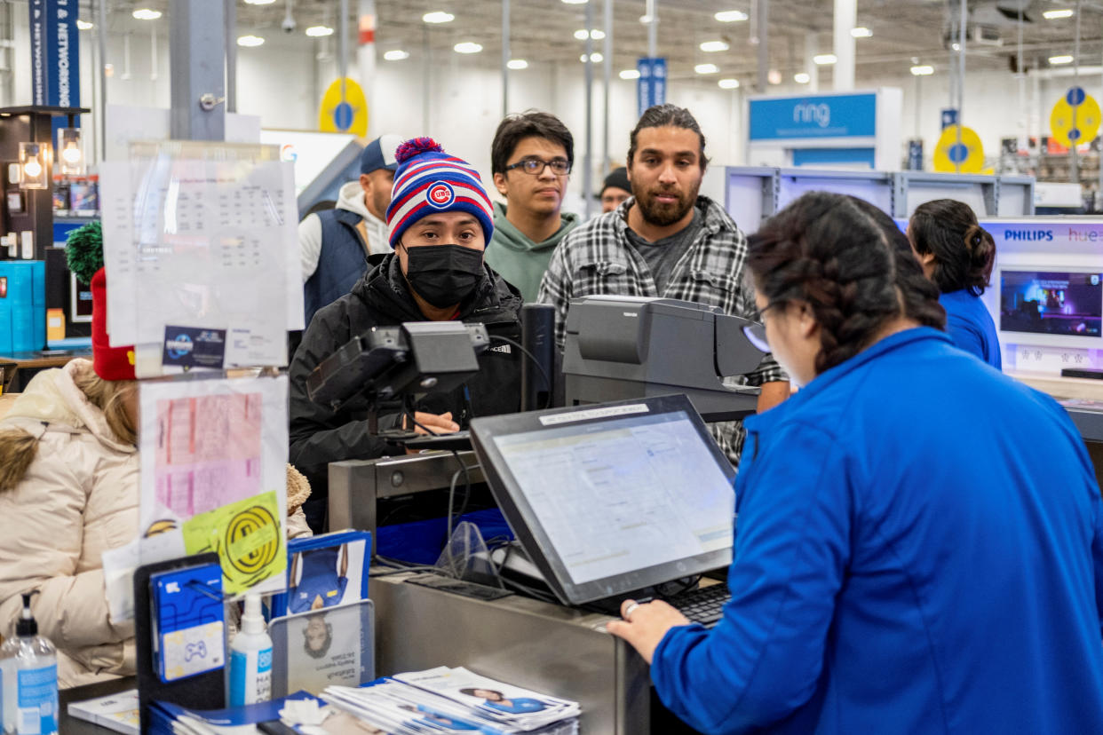 People shop at a Best Buy store during Black Friday sales in Chicago, Illinois, U.S., November 25, 2022. REUTERS/Jim Vondruska