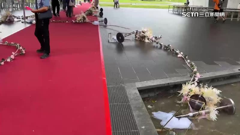 小犬颱風攪局日月潭婚禮，花架、塑膠椅被吹倒，散落一地。