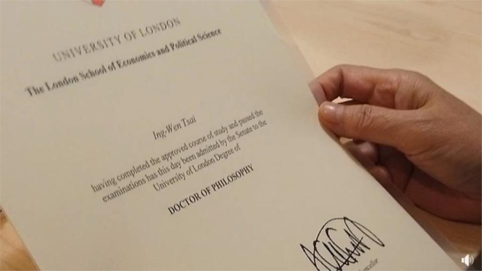 蔡總統以LSE的畢業證書申請Dcard帳號。