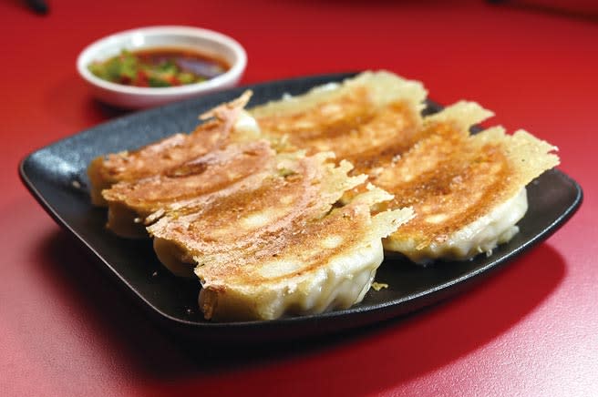 各式煎餃底部都煎得酥酥脆脆，並帶有「冰花煎餃」的神髓。圖／姚舜