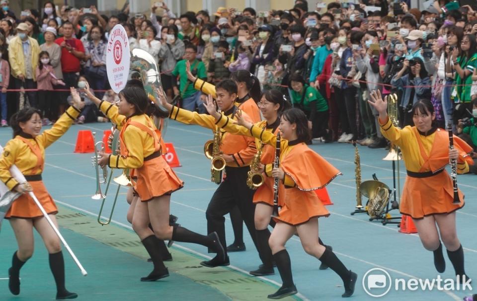 橘高校吹奏部學生在演出同時也向現場的學生、家長和畢業校友揮手，帶動氣氛。   圖：張良一/攝