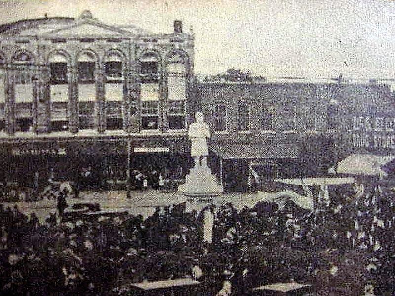 Elberton Square and its unpopular monument that disappeared in 1900.