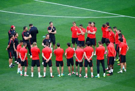 Football Soccer - Atletico Madrid Training - San Siro Stadium, Milan, Italy - 27/5/16 Atletico Madrid coach Diego Simeone with his players during training Reuters / Tony Gentile Livepic