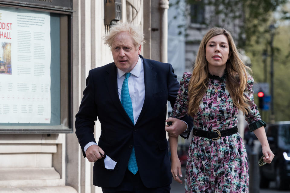 Boris Johnson y Carrie Johnson. (Wiktor Szymanowicz/Barcroft Media via Getty Images)