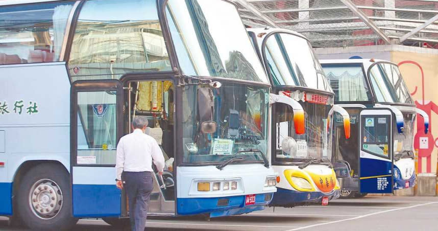 為做好防疫，現在國旅遊覽車已採梅花座，司機也要定時消毒，惟本土疫情拉警報，原本應是農曆年旺季國旅團、尾牙團、進香團等紛傳退團、退單，業者苦不堪言。（本報資料照片）