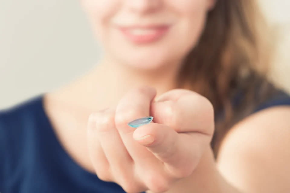 Verzichte auf das Tragen farbiger Kontaktlinsen, wenn es zu Reizungen kommt. (Foto über Getty Images)