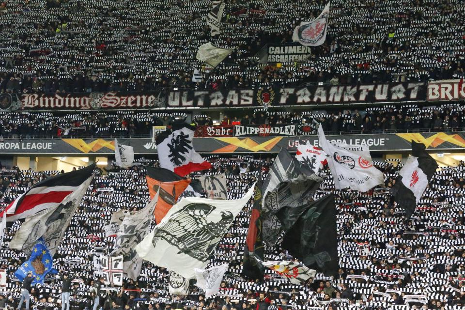 Die Frankfurt-Fans wandten sich gesammelt gegen den Zwischenrufer. (Bild: Getty Images)