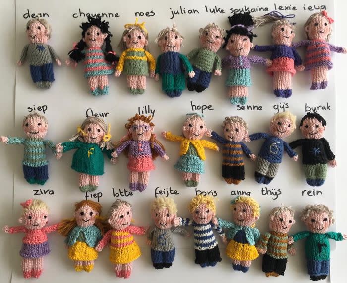 Die niederländische Grundschullehrerin Ingeborg Meinster-Van der Duin hat ihre 23 Schüler als kleine Puppen gestrickt. (Bild: Ingeborg Meinster-Van der Duin/boredpanda.com)