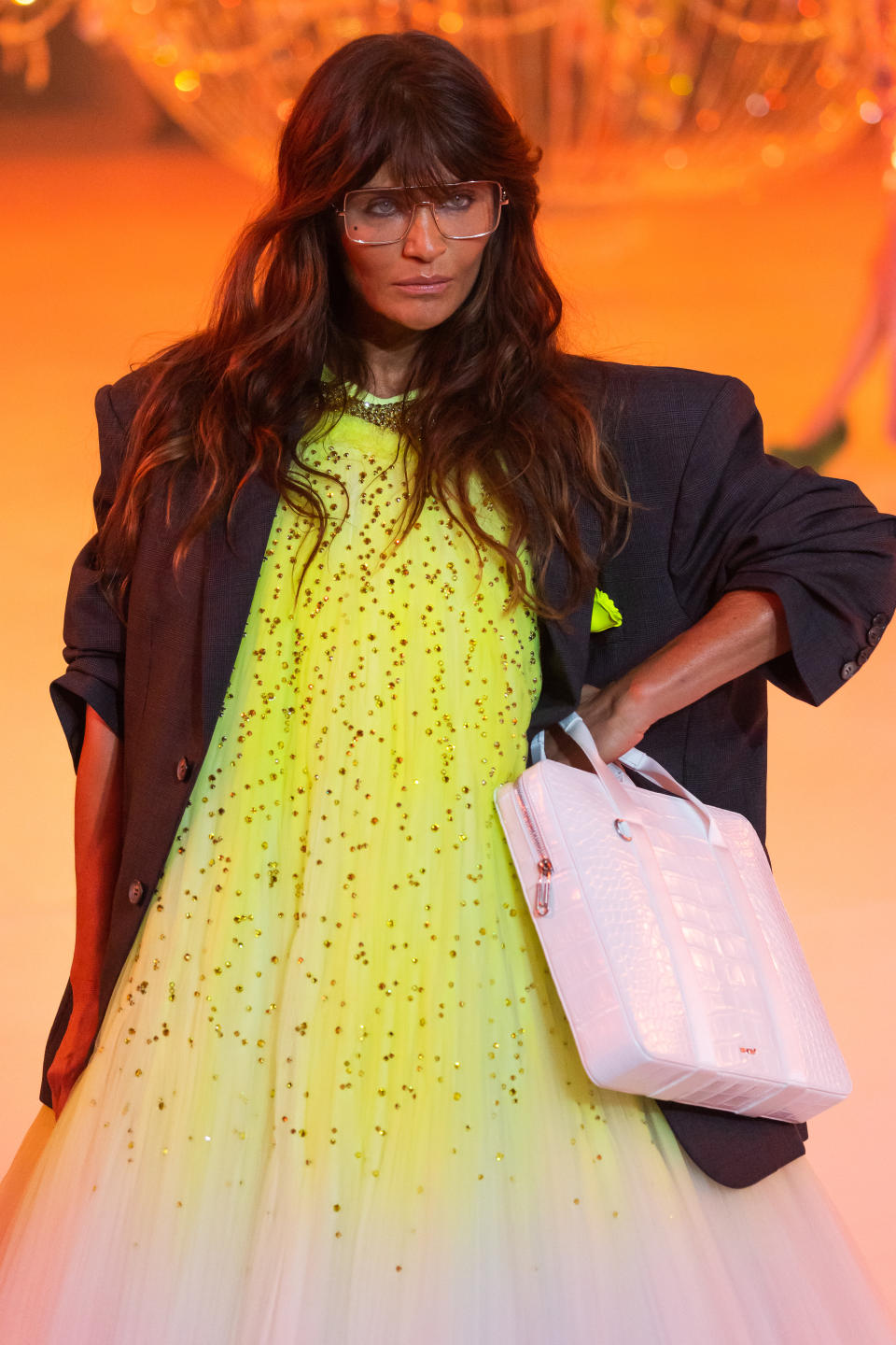 Helena Christensen también participó en el desfile de Off-White en Paris Fashion Week (Photo by Victor Boyko/Getty Images)