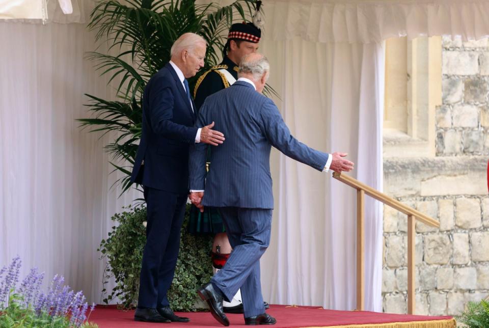 El presidente pareció romper el protocolo al poner su mano en la espalda del rey, aunque el palacio fue citado diciendo que el monarca estuvo “totalmente cómodo” con el gesto (AP)