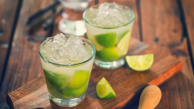 caipirinha cocktails with lime