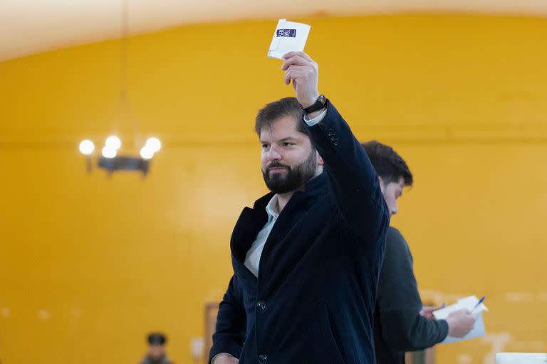 En esta foto de distribución difundida por la oficina de prensa de la presidencia chilena, el presidente de Chile, Gabriel Boric, muestra su voto mientras vota en el proceso electoral en el que se elegirá al consejo constitucional en Punta Arenas, Chile, el 7 de mayo de 2023.