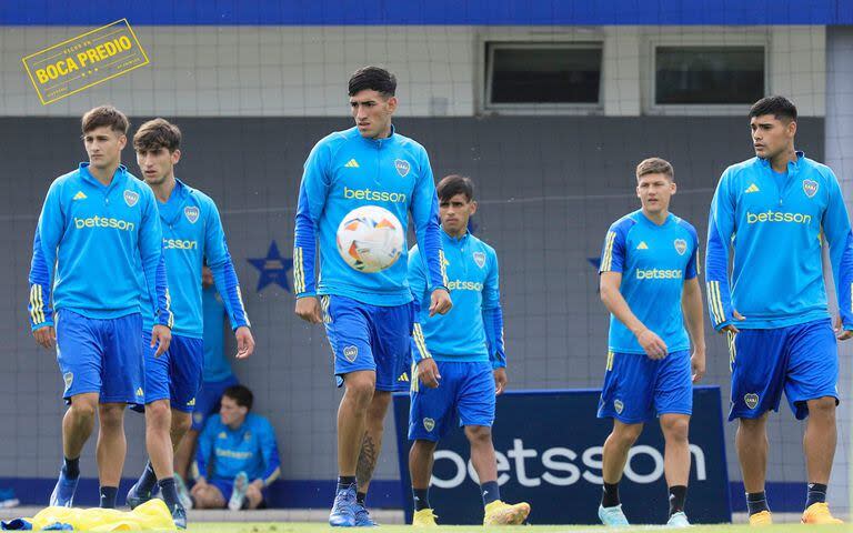 El plantel de Boca y la última práctica antes de viajar a Sucre (Twitter @BocaJrsOficial)