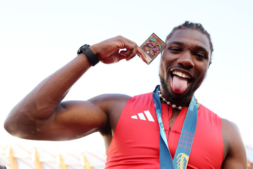 Noah Lyles 在半決賽後展示「黑暗大法師」卡片（圖片來源：Getty Image）