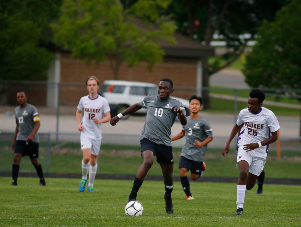 Ben Musengo of Hoover drives the ball down the field during a game against Waukee on Monday.