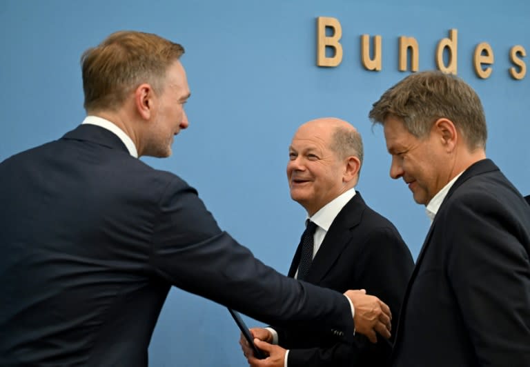 German Finance Minister Christian Lindner, Chancellor Olaf Scholz and Economy Minister Robert Habeck held marathon talks to reach a budget deal (RALF HIRSCHBERGER)