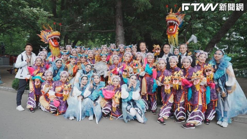 日本北海道最盛大的祭典「YOSAKOI索朗祭」是當地最盛大也最悠久的祭典，台南市長黃偉哲率團參與，為參與演出的南應大同學一打氣應援。