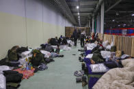 <p>En las imágenes de los que han sido trasladados a este edificio se les puede ver tumbados en el suelo con mantas y bolsas con sus pertenencias, además de con botellas de agua y alimentos. (Foto: Sefa Karacan / Anadolu Agency / Getty Images).</p> 