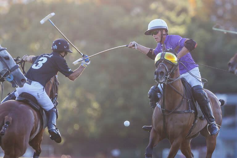 Duelo ajustado: los tacos de Nicolás Pieres (Ellerstina) y Alfredo Bigatti (La Ensenada) se enganchan y la bocha no tiene dueño.