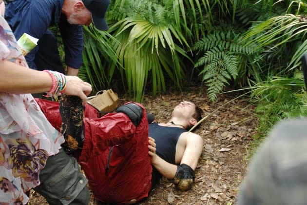 Joey legt bei der Dschungelprüfung die Beine hoch (Bild: RTL)