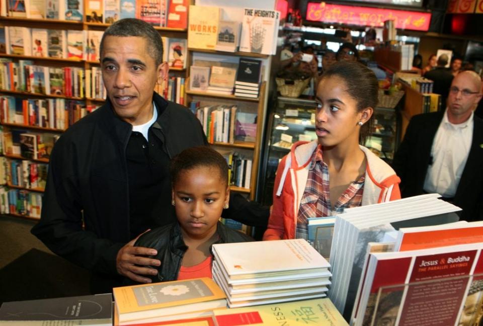 U.S. President Barack Obama and daughters Sasha (C) and Malia shop for books in the Kramerbooks book store on November 26, 2011 in Washington, DC. (Photo by Martin H. Simon-Pool/Getty Images)