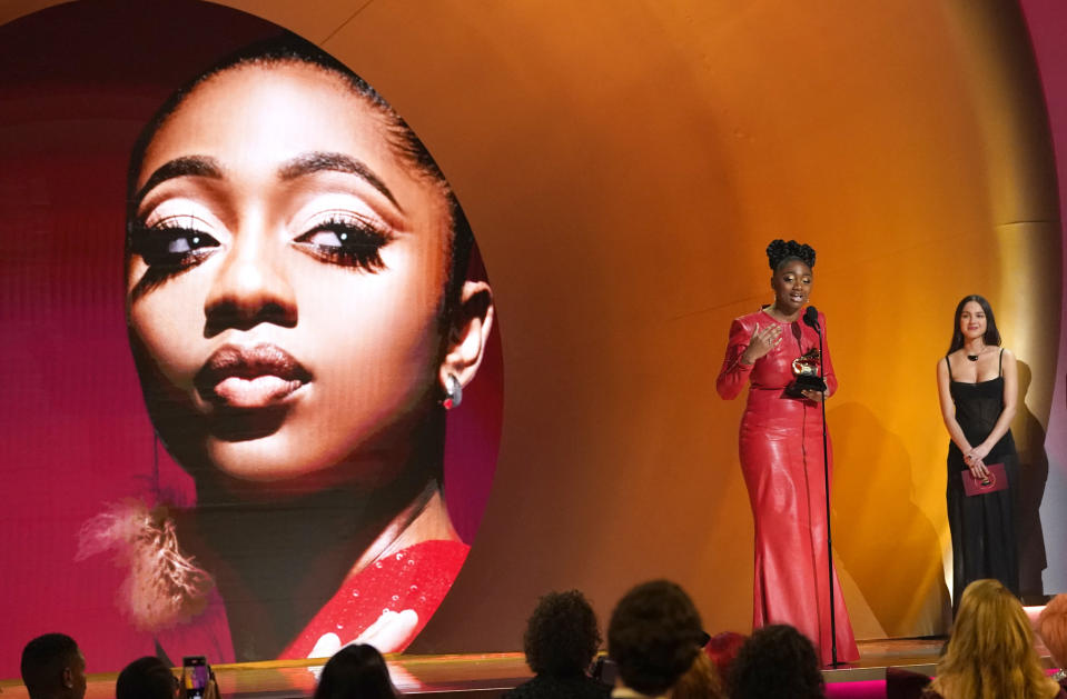 Samara Joy recibe el premio a mejor nuevo artista en la 65a entrega anual del Grammy el domingo 5 de febrero de 2023, en Los Angeles. (Foto AP/Chris Pizzello)