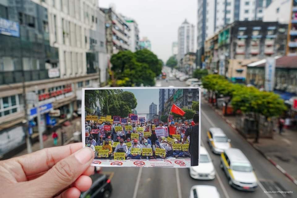2024年1月底，緬甸仰光抗爭者拿著3年前政變剛發生時上街抗議的照片，與3年後的街景做對比。翻特推特