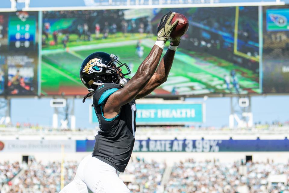 Jacksonville Jaguars wide receiver Calvin Ridley (0) makes the catch for a touchdown against the Tennessee Titans in the first quarter at EverBank Stadium.