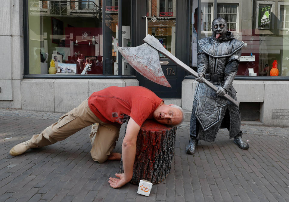 Living statues take over Belgian town