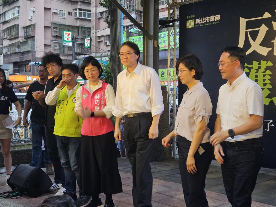 民進黨秘書長林右昌（中）參加「反濫權 護民主」土城宣講。記者李定宇／攝影