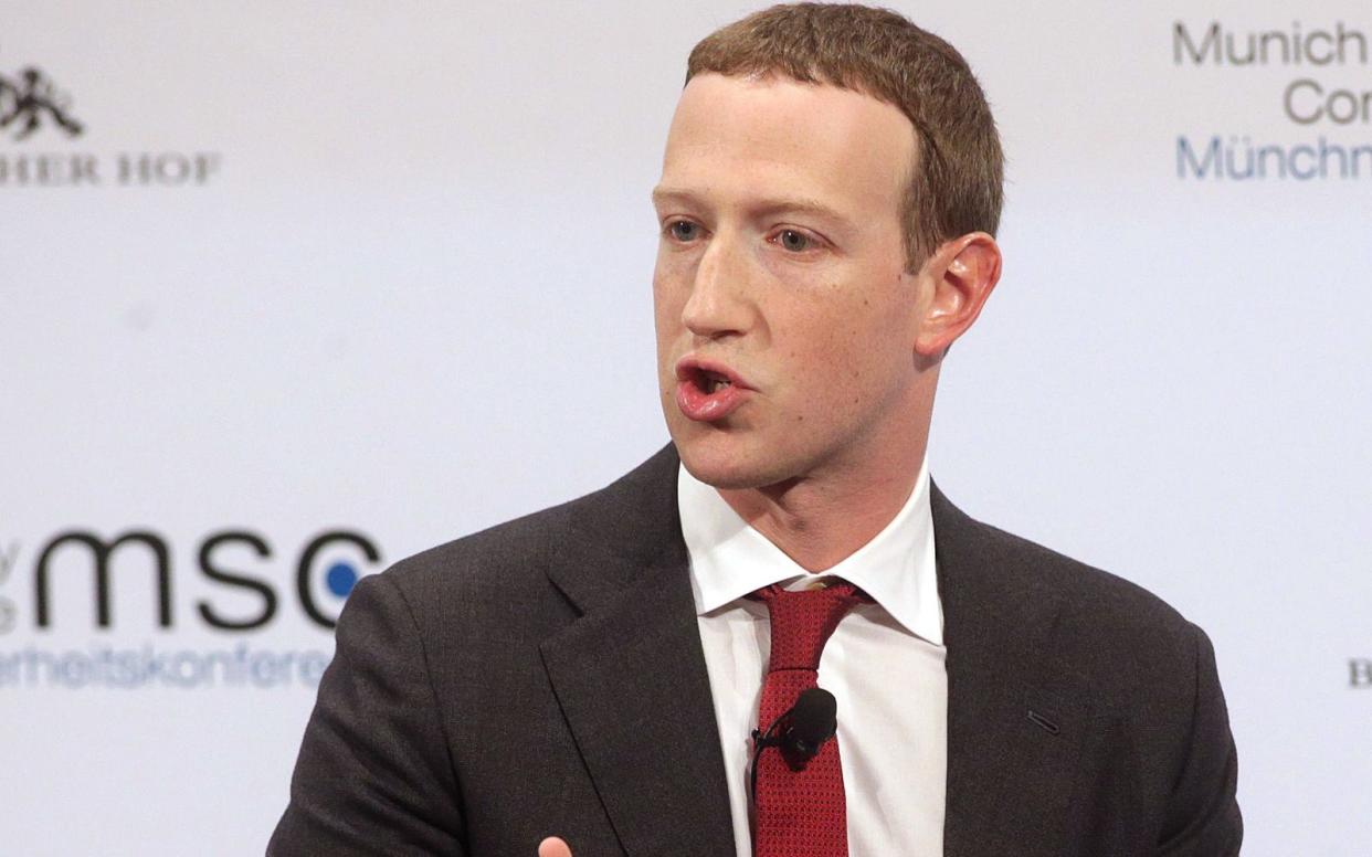 Der Umsatz des Facebook- und Instagram-Konzerns Meta geht zurück, nun soll Chef Mark Zuckerberg mit einem massiven Stellenabbau darauf reagieren. (Bild: 2020 Getty Images/Johannes Simon)