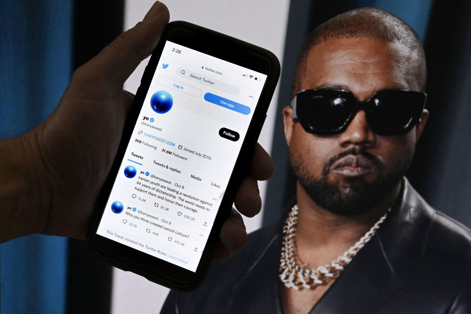 La cuenta de Kanye West en Twitter en 2022 en Washington, DC.(Photo by OLIVIER DOULIERY / AFP) (Photo by OLIVIER DOULIERY/AFP via Getty Images)