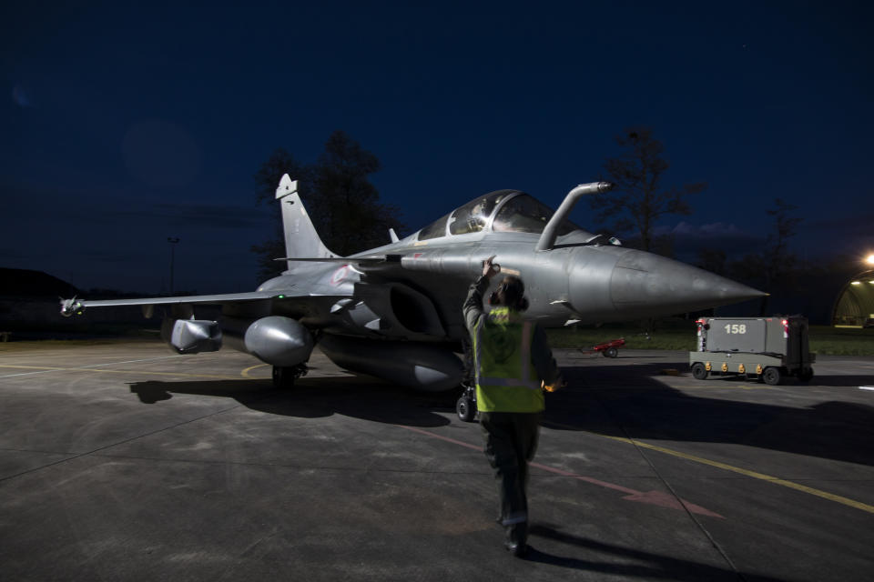 <p>A crewman directs a Dassault Rafale fighter aircraft before taking off from Saint Dizier airbase, eastern France, for an airstrike in Syria, April 14, 2018. (Photo: French Defense Ministry/ECPAD via AP) </p>