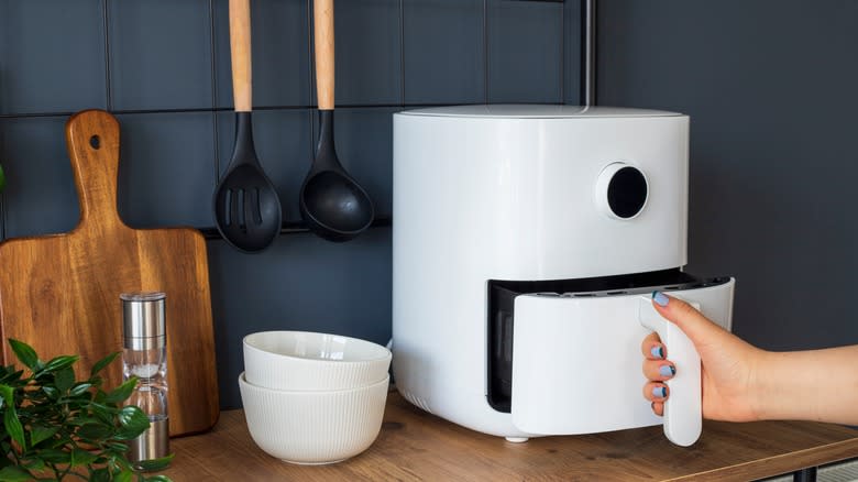 opening an air fryer basket