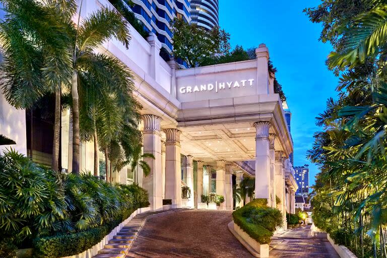 La entrada de la suite en la que se encontraban alojados, ubicada en el quinto piso dl Grand Hyatt Erawan Bangkok, estaba sellada, por lo que debió ser forzada