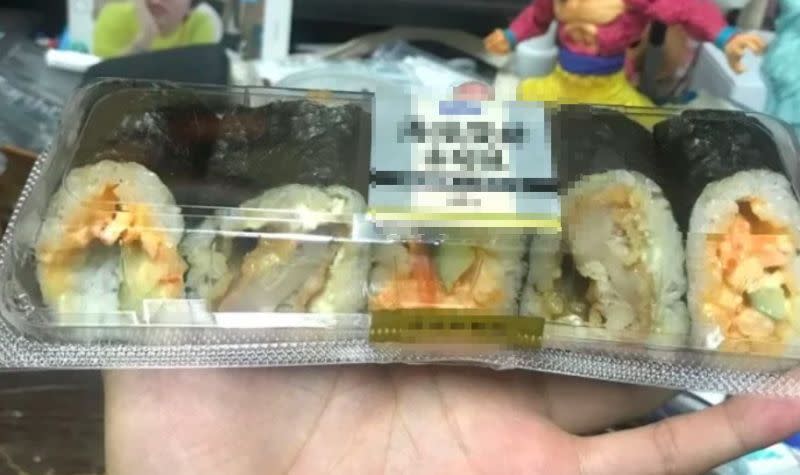 ▲網友分享自己去超商壽司捲時，發現最左邊的料少一截。（圖／翻攝Dcard）