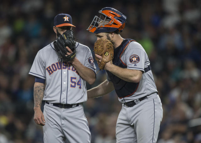 Evan Gattis shows off Mike Fiers Astros sign-stealing beer mug